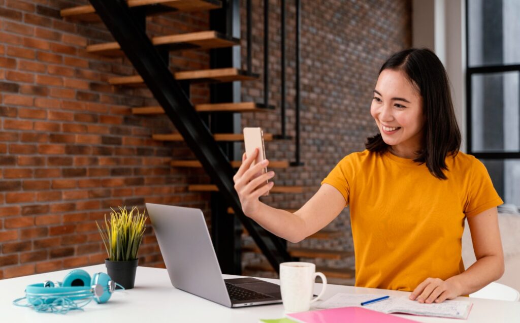 Social Media, outsourcing, virtual agents. 